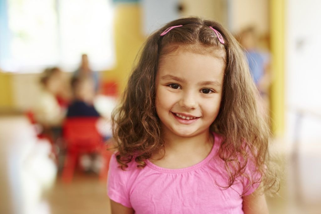 Padresformados.es archivo: retrato sonriente nina preescolar